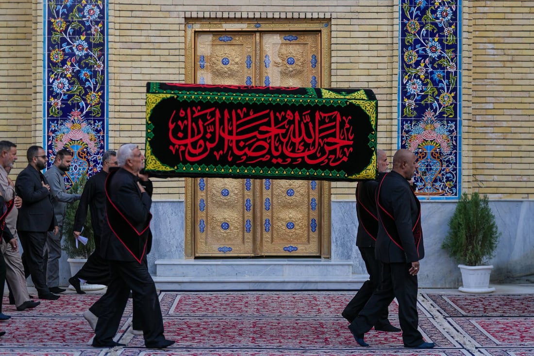 صور: العتبة العسكرية تطوف بنعش السيدة الزهراء في شوارع سامراء