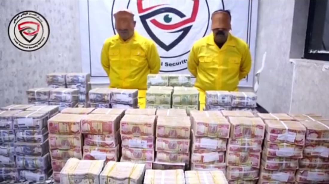 فيديو: لحظة ضبط 7 مليارات دينار بحوزة شبكات لتهريب العملة في 4 محافظات