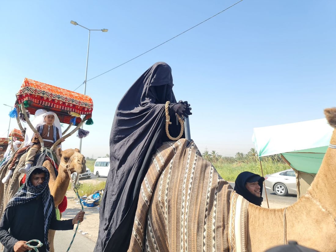صور: صحراء السماوة تختم أيام عاشوراء.. قافلة الإبل هادئة حتى كربلاء