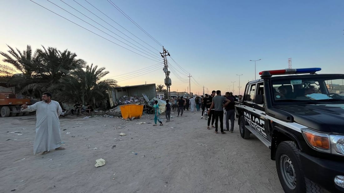 مشاهد قاسية للغاية من حادث البصرة.. كتب الأطفال إلى جانب الأشلاء