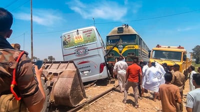 شەمەندەفەرێک خۆی بەپاسێکی حاجیاندا کێشا؛ شەش کەس بریندارن