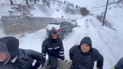 (فيديو) ثلوج أربيل تحاصر 100 من السواح وسياراتهم وفرق الإنقاذ منهمكة