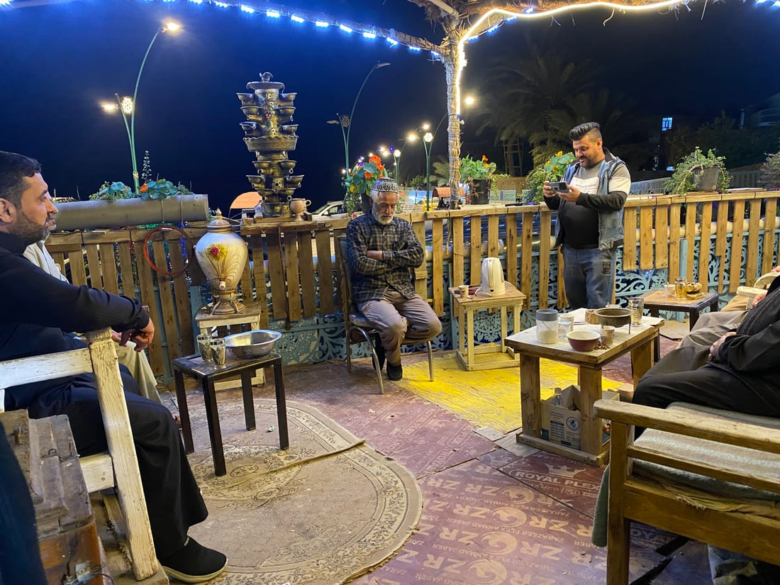 صور من هيت بعد التراويح.. الجميع إلى الكورنيش الهادئ والأركيلة بـ 2000