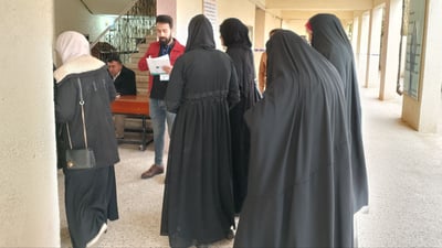 صور: المرأة تفكر في “تفاصيل الانتخابات” أكثر من الرجل رغم البرد والضباب في “بلد”