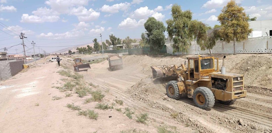 مەخمور بە خاوێنكردنەوەی “سەددە”كەی خۆی لە لافاو دەپارێزێت