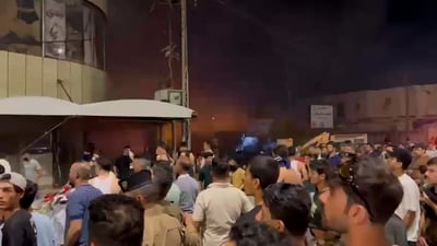 فيديو: حريق كبير يلتهم مجمعاً تجارياً وسط بعقوبة