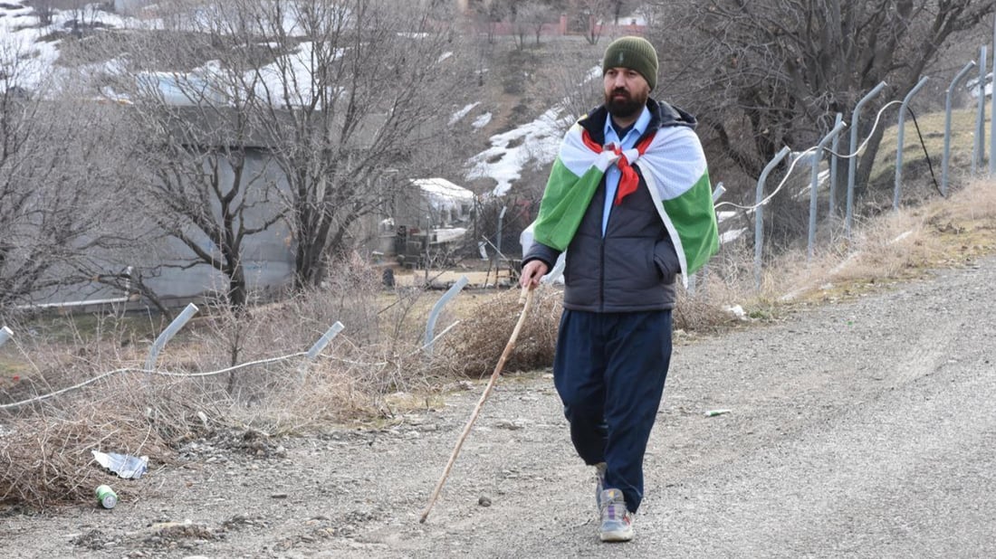 هاووڵاتییەک لە هیرانەوە بەپێ بەرەو هەولێر بەڕێکەوت