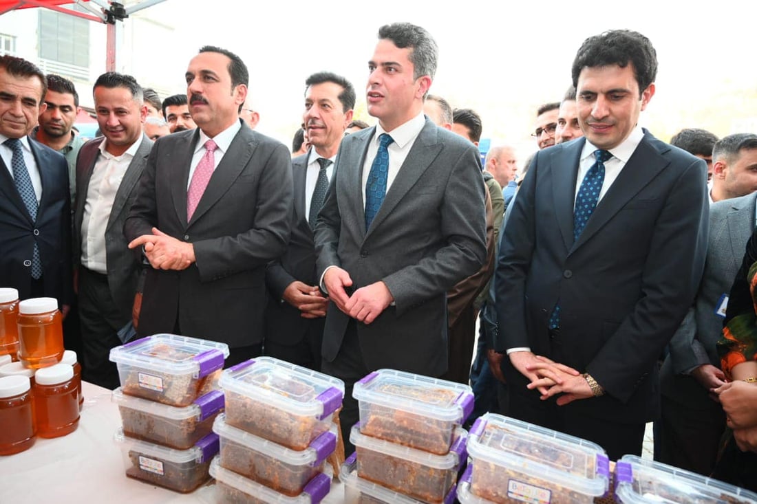 صور: شقلاوة تعرض أفضل ما لديها.. رمان وراشي وعسل وأجبان صنعت في القرى