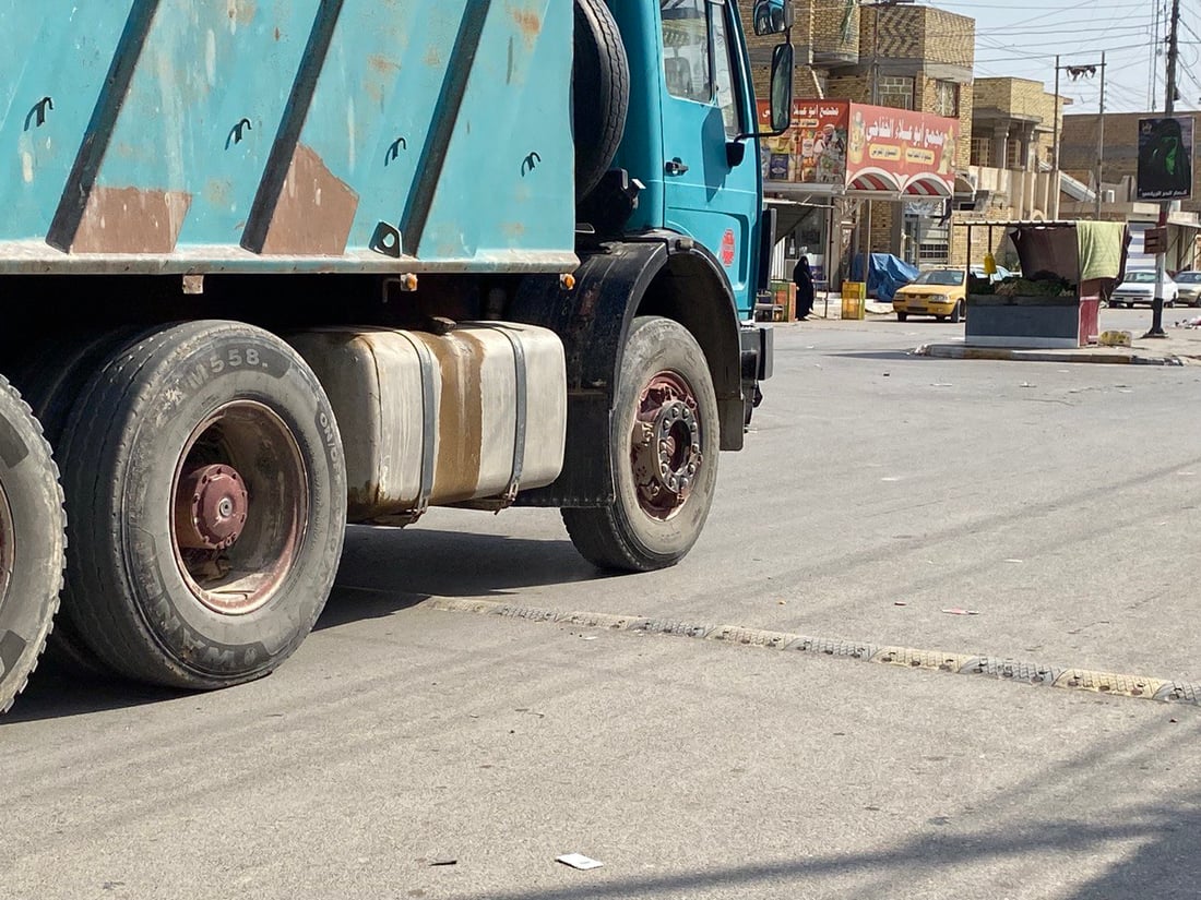 صور من الناصرية: مطبات الشوارع ترهق السواق لكن الأهالي يريدونها لحماية أطفالهم
