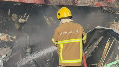 الموصل: النيران تنبعث من أنقاض مستشفى مهجور.. خلال عمليات هدمه (صور)