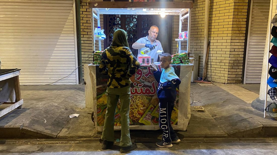 صور: ليل المتنبي لا يقل جمالاً عن نهاره.. باعة إندومي ودولمة وجبس نيتروجين!