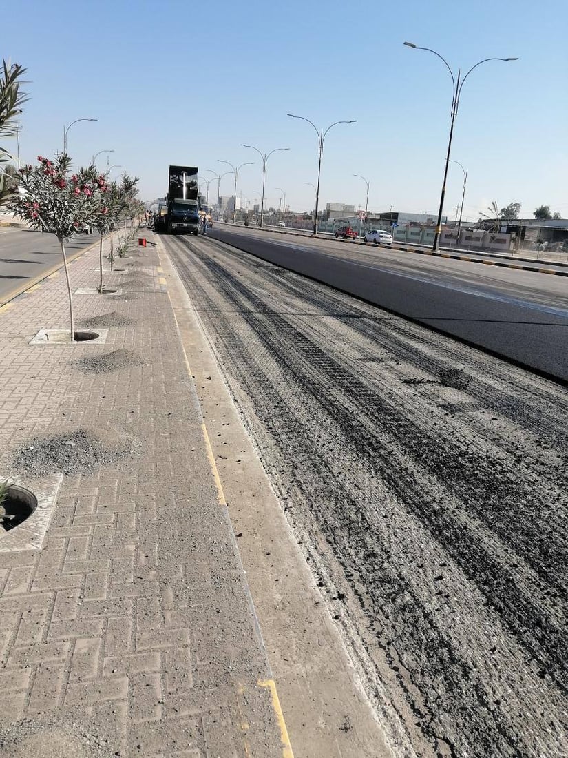 بلدية الموصل تجبر مقاولاً على إعادة تبليط شارع كوكجلي بعد ظهور تخسفات