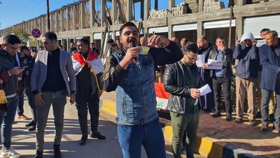 تلعفر تطالب بتعديل سلم الرواتب: أهازيج ومشاهد تمثيلية أمام القائمقامية (فيديو)