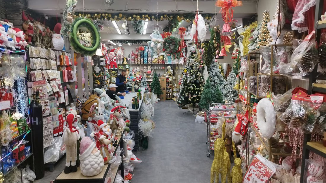 Holiday spirit enlivens Babylon’s market with decorations and gifts