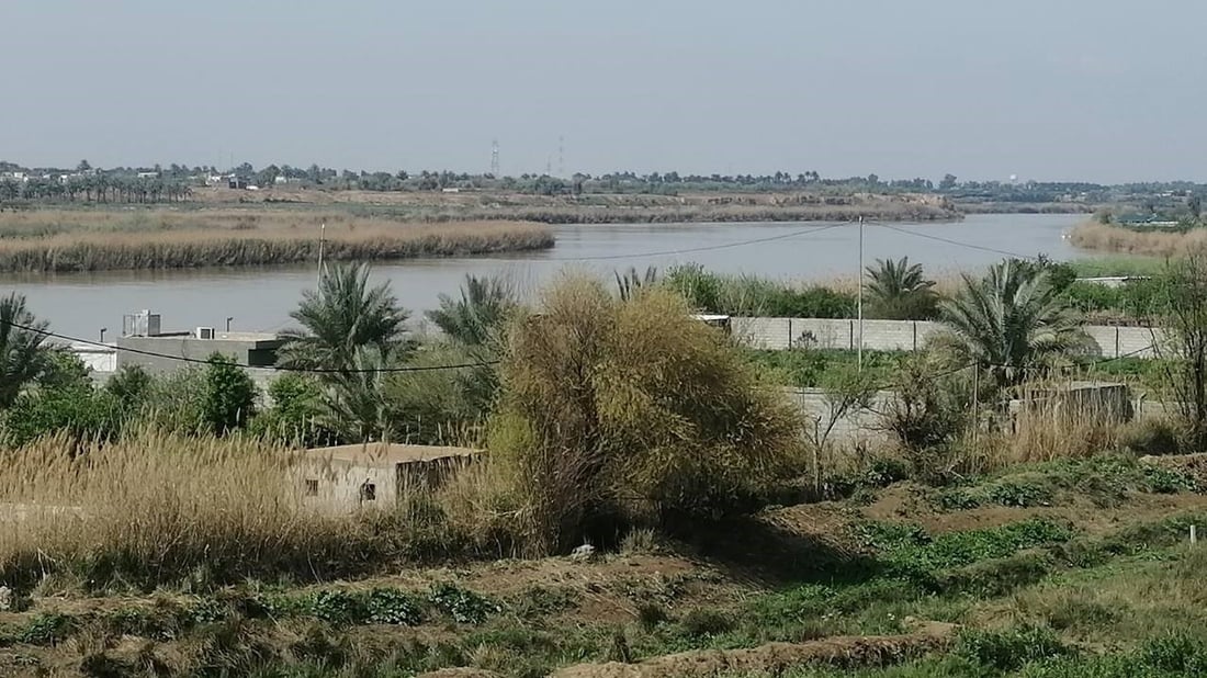 استراحت عنده فقتلها.. عمود كهرباء يصعق سيدة أربعينية في الخالص