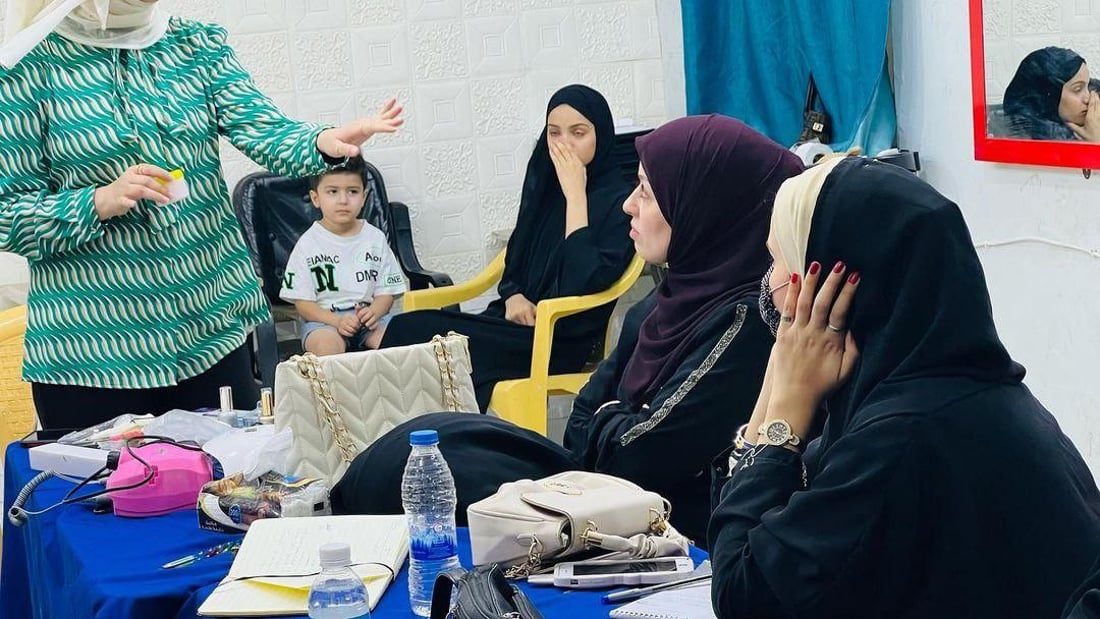 صور: فتيات يتعلمن “فن المكياج” برخصة نقابة الحلاقين.. أظافر لا تنكسر في السماوة