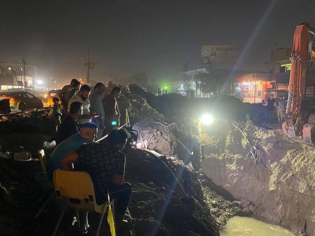 كسر مفاجئ يتسبب بانقطاع الماء عن معظم مناطق الرصافة (صور)