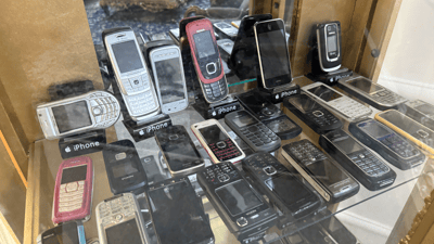 70 مۆبایلی کۆکردوەتەوە و هەر مۆبایلێک کە کڕیویەتی نایفرۆشێتەوە