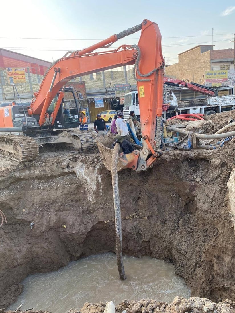 كسر مفاجئ يتسبب بانقطاع الماء عن معظم مناطق الرصافة (صور)