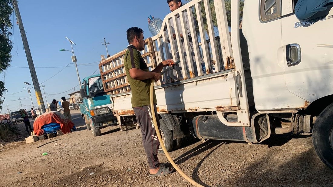 الإسالة ملوثة وتأتي مرة في الأسبوع.. أهالي “الشيحة” يشترون المياه للشرب (صور)