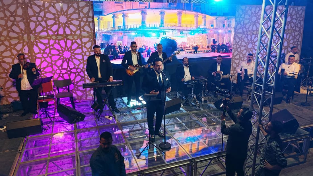 صور من ليلة البصرة الصاخبة: حاتم العراقي يغني روائعه للطلبة