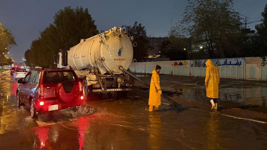 لە بەغدا پەمپی 17 شارەوانی خەریکی باراناوەکەن