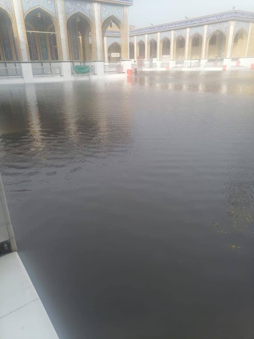 غرق باحة مسجد الكوفة جراء موجة الحالوب والأمطار الغزيرة