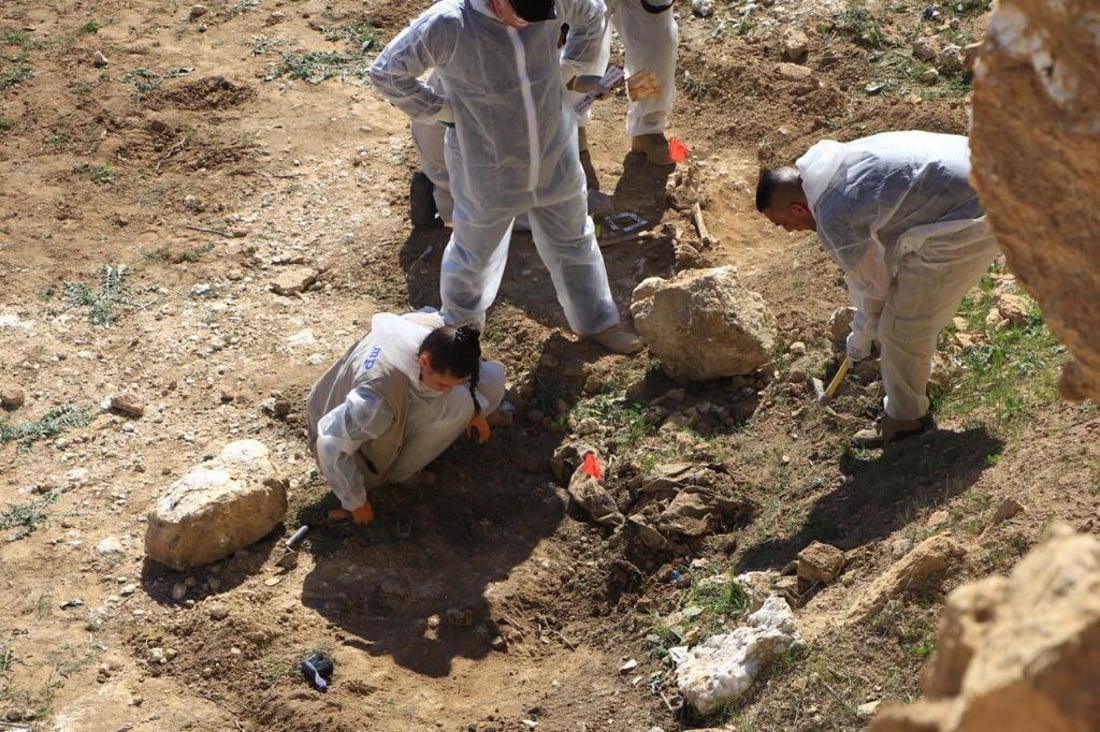 صور: شهادات مروعة من الناجين الإيزيديين خلال فتح مقبرة “زليلة” الجماعية في سنجار