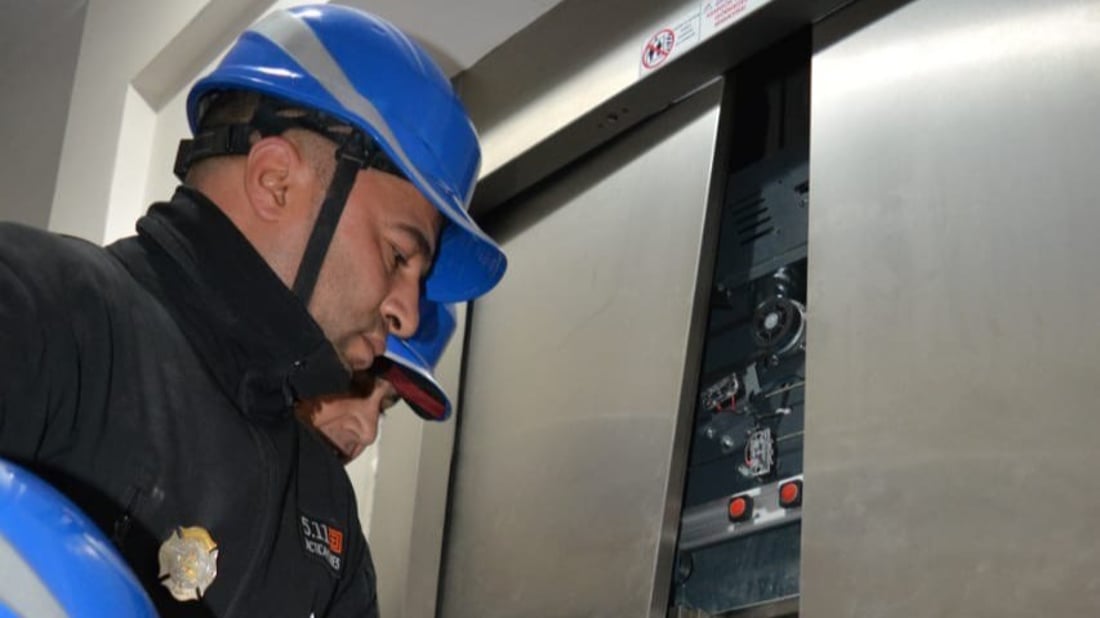 فريق الإنقاذ العراقي يخرج شخصين علقا في مصعد بولاية هاتاي التركية