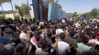 تظاهرة غاضبة وكبيرة لموظفي “سقط سهوا” في الديوانية (فيديو)