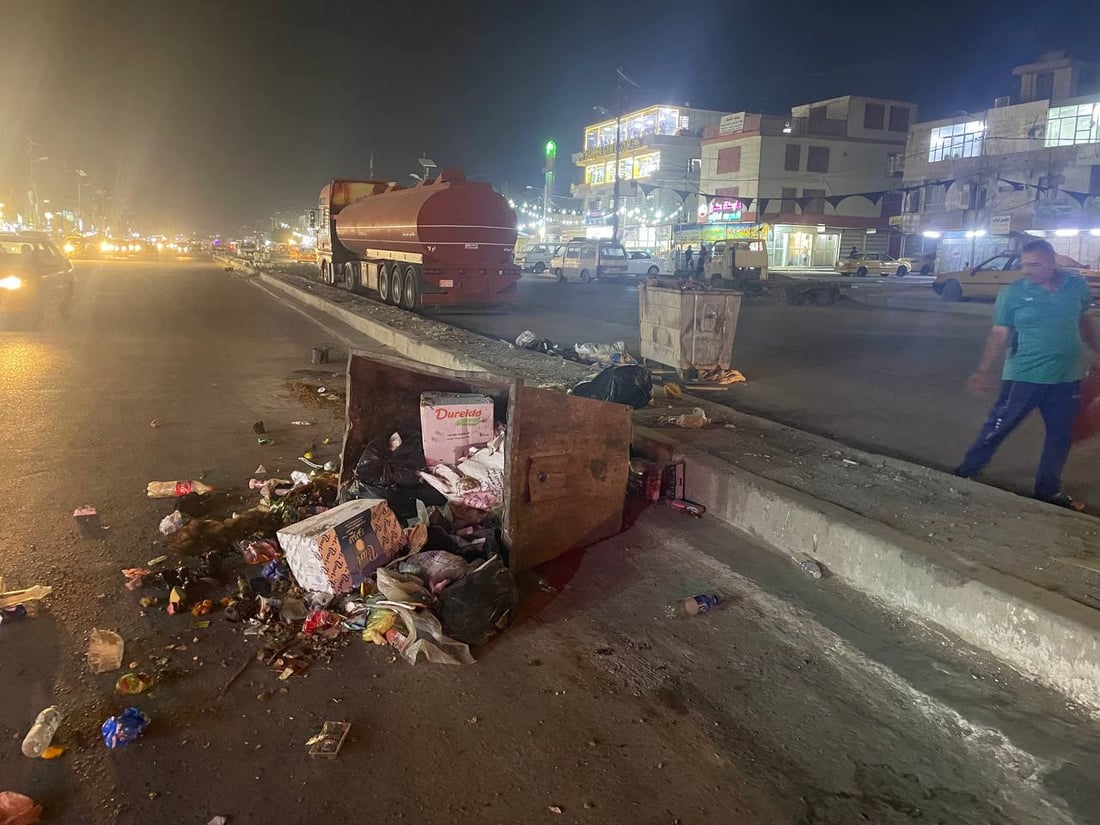 حاوية نفايات تنزلق من الرصيف وتصدم “سايبا” في شارع الجوادر