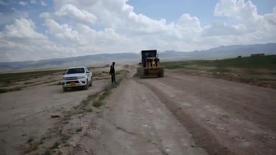 متطوعون أحرجوا سلطات سنجار وقرروا تبليط الطريق إلى المزارات الدينية بأنفسهم (صور)