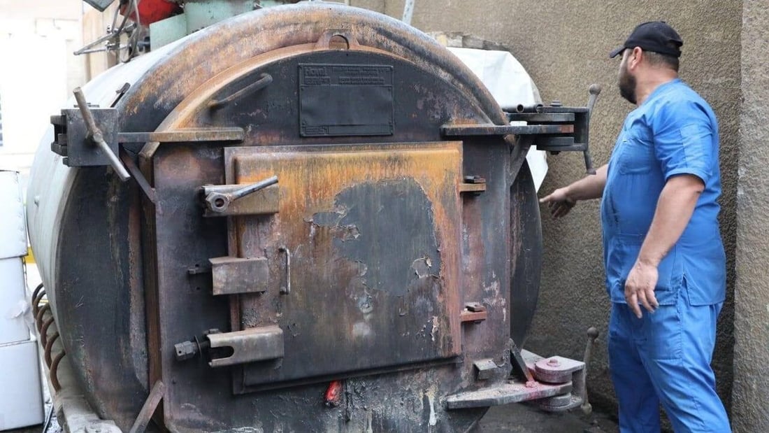 صور من اتلاف مليون حبة مخدرة في بغداد.. فرن عملاق بحضور القضاء والصحة والداخلية