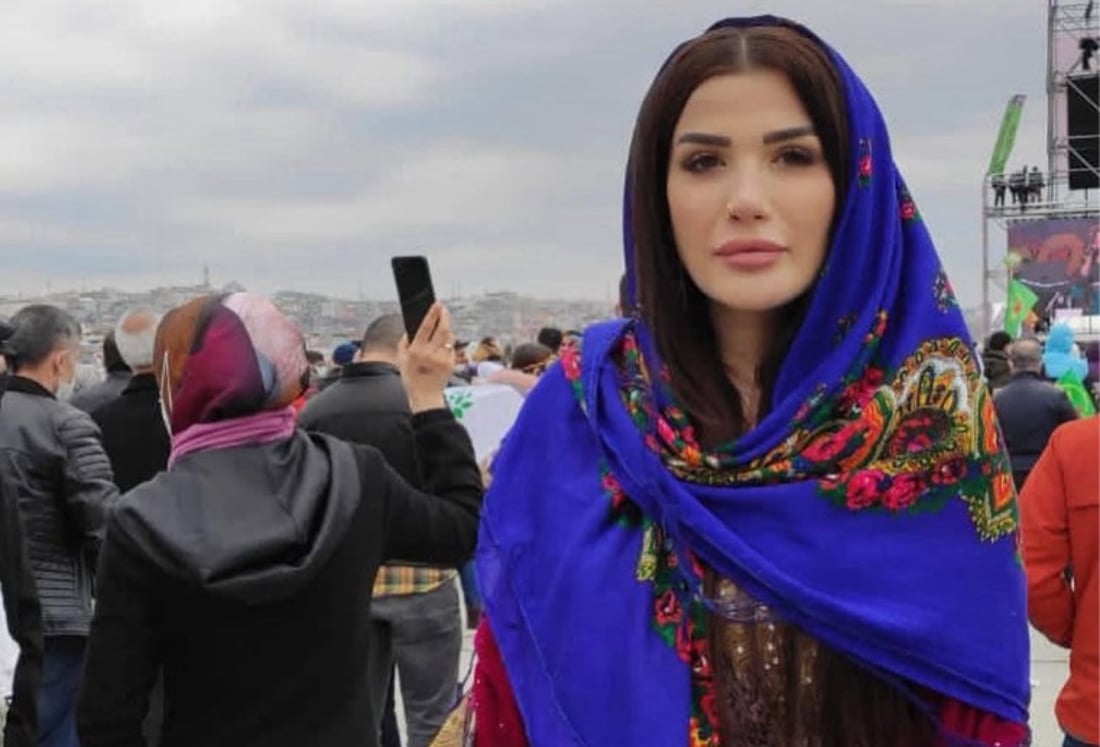 ژنە هونەرمەندێکی کورد بەهۆی ئاماژەکردن بە “هەرێمی کوردستان” لە فیلمێک دەرکرا