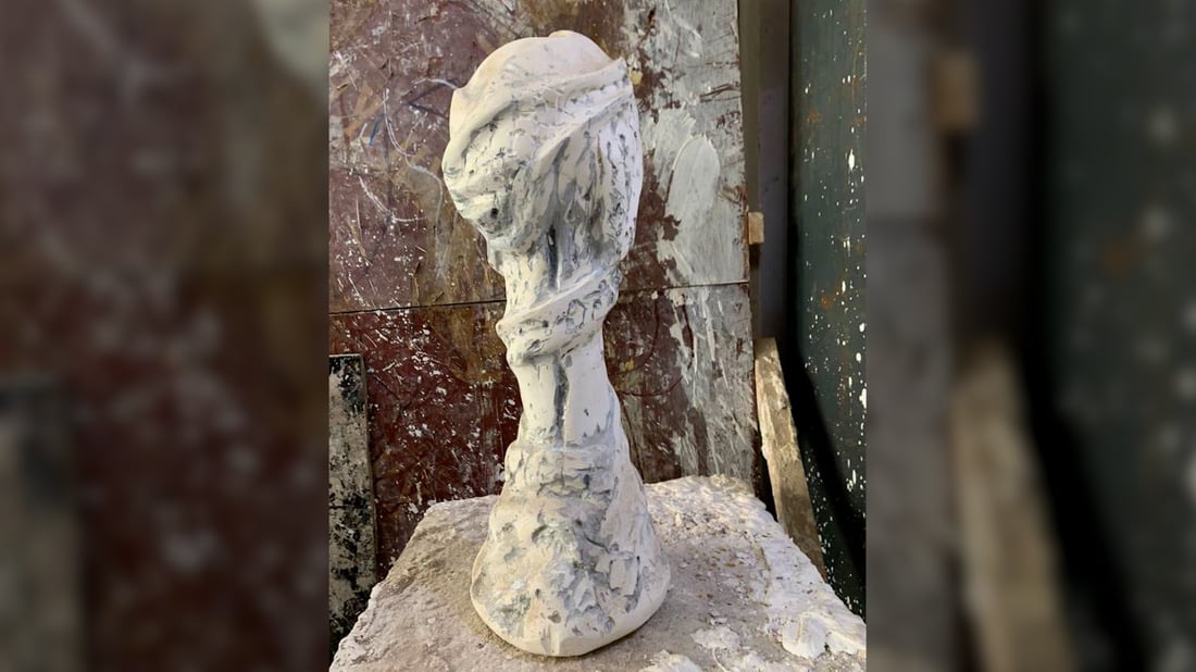 صور: فنان من أبو غريب يحيي البصرة بمنحوتة من حديد وصلصال