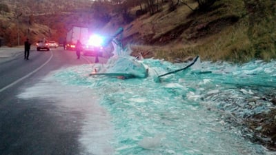 بارهەڵگرێک 13 تۆن شوشەى (جام)ـى لێ کەوتە خوارەوە