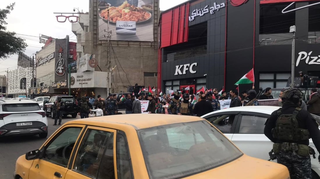 فيديو: المطاعم الأمريكية في بغداد محاطة برجال الأمن خلال مظاهرة احتجاجية