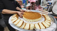 صور من أفران آل عبد الرسول الكعكجي في باب السلالمة.. 100 ع...