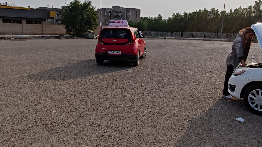 فيديو للسيدة إنعام وسرّ “بعض اللطف”.. تدرب الأولاد والنساء على السياقة في بغداد
