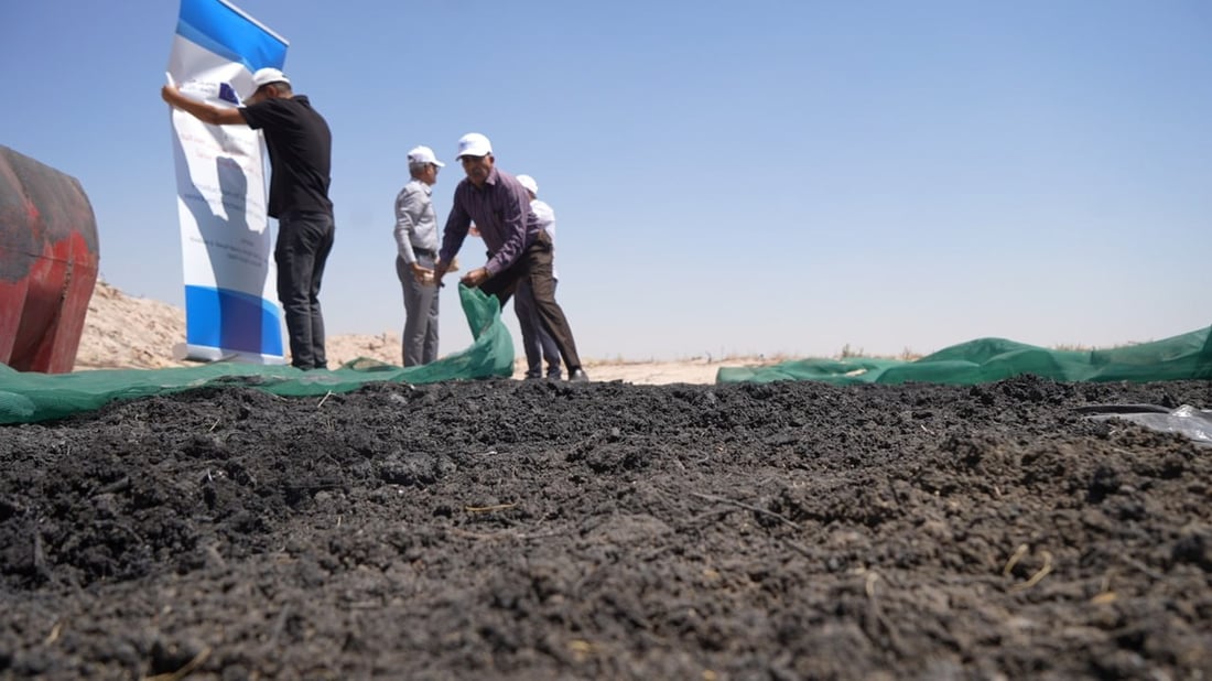 صور: خبراء البصرة أنتجوا سماد الفحم النباتي بعد حرق مخلفات البساتين