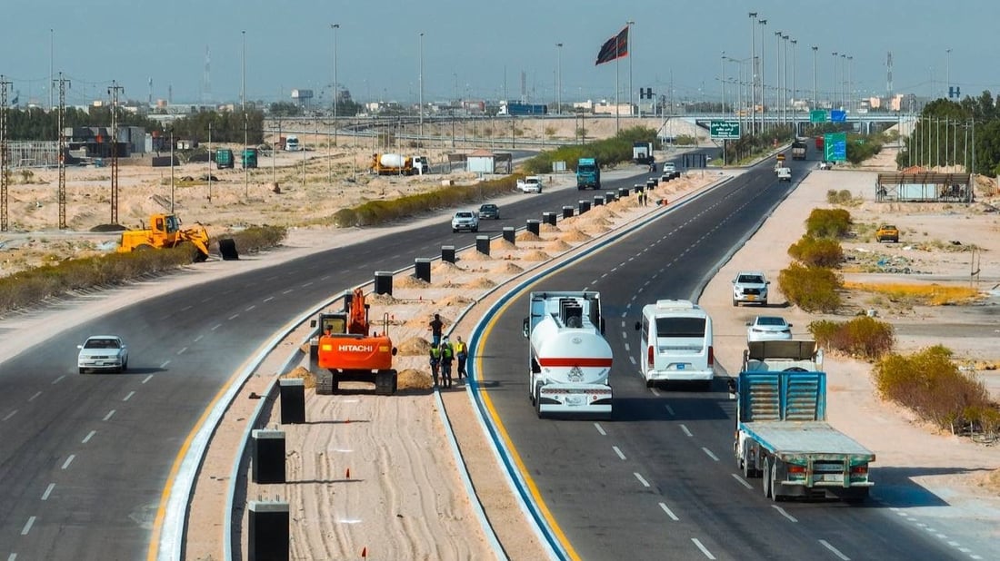 صب وإنارة وأشجار “الجلفلورا”.. صور من أعمال الجزرة على طريق سفوان والزبير