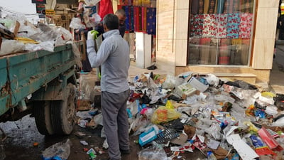 عمال تنظيف من القطاع الأهلي.. 5 أيام إضراب أغرقت المسيب بالنفايات