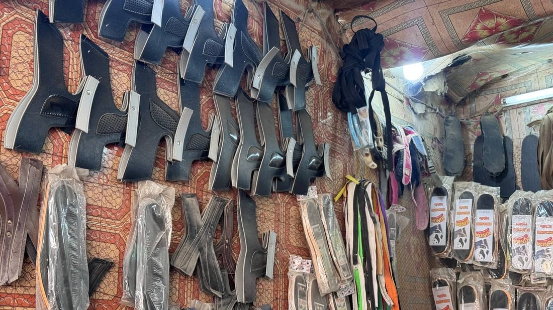 سكافي المشخاب قرب جسر السوارية: لا يصلح فقط بل يصنع.. ويقبل بالفاتحة لروح أخيه
