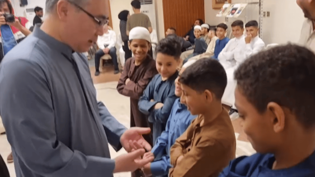 شاهد: السفير الياباني يرتدي “دشداشة” ويخسر بالـ “محيبس” أمام أطفال العراق