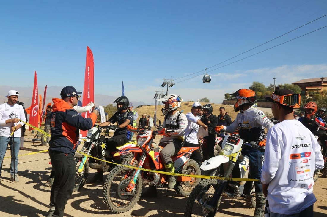 صور مبهرة من سباق الدراجات النارية على منحدرات جبل كورك الوعرة