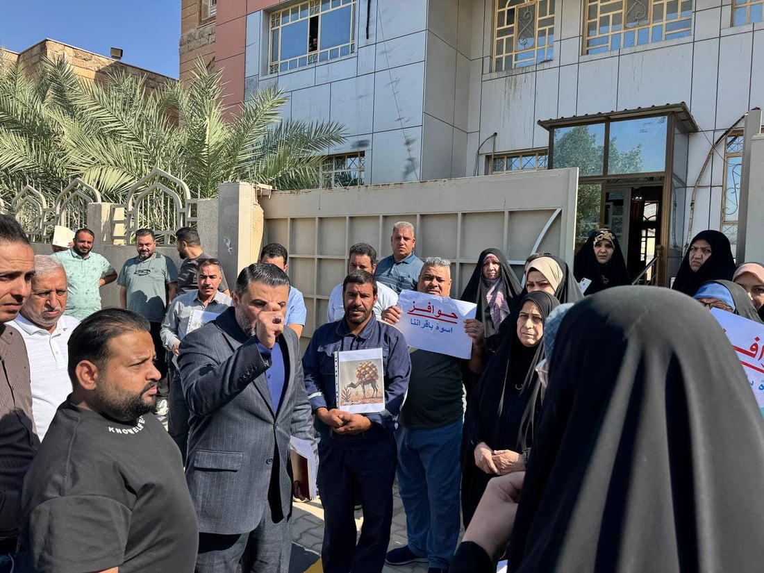 صور: موظفو خزينة النجف يعتصمون للمطالبة بالحوافز وقطع الأراضي