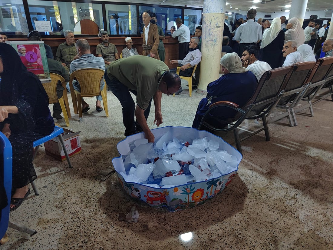 ازدحام في مصارف كردستان مع بدء صرف الوجبة الأولى من رواتب شهر أيار