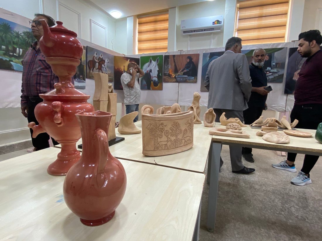 إبهار بصري.. نقش على الخشب وفخار وتماثيل في معرض معلمي الناصرية (صور)