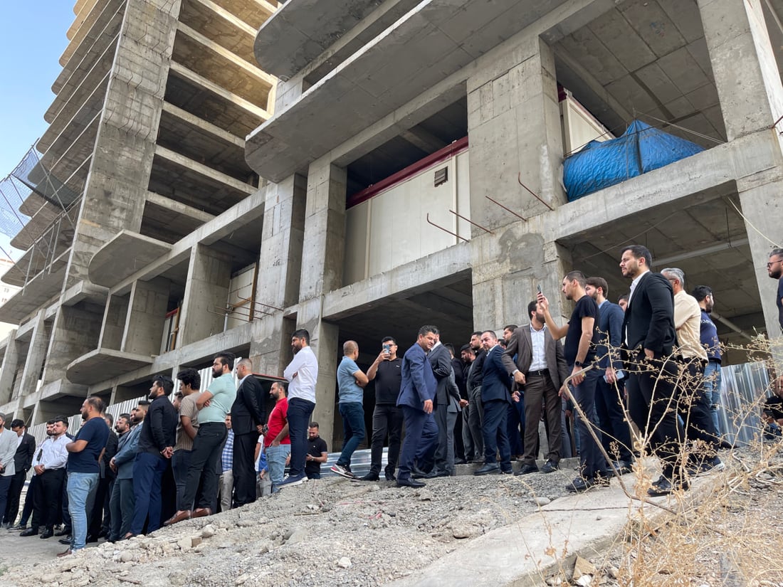 صور: مظاهرة في أرقى أحياء أربيل احتجاجاً على اختفاء العمال من “البرج الإنكليزي”