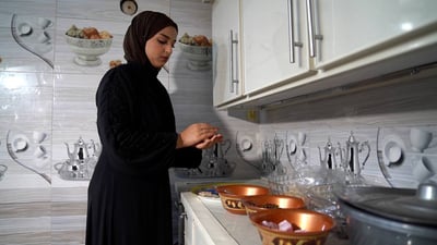 نور علي.. جامعية تدير “معجنات سكر” من المنزل وتبحث عن متجر في الكوت